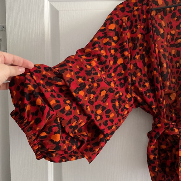 Wild animal print wrap top Medium - Picture 3 of 8